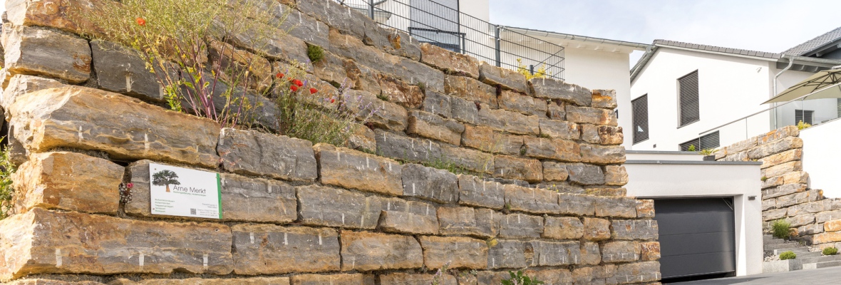 Außenanlage Natursteinmauer