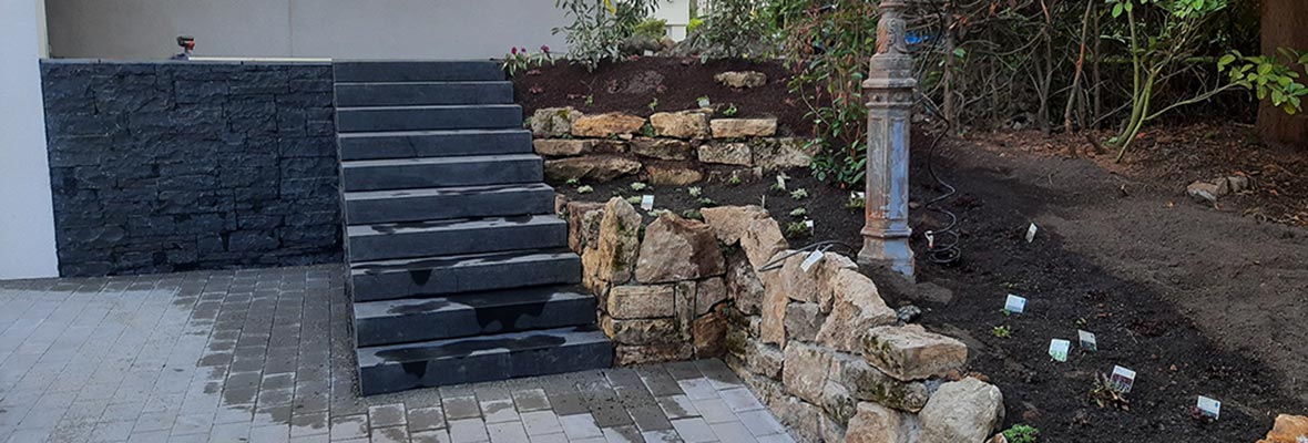 Schwarze Treppe zu Terrasse.